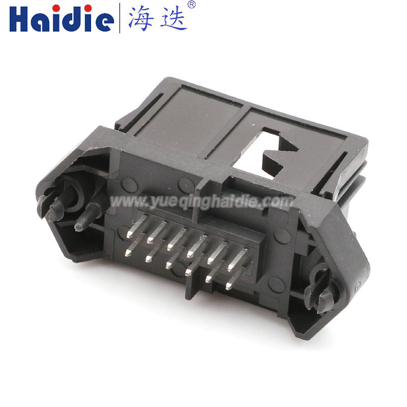Auto connector 1379114-1
