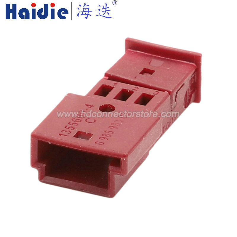 Auto connector 1355600-4