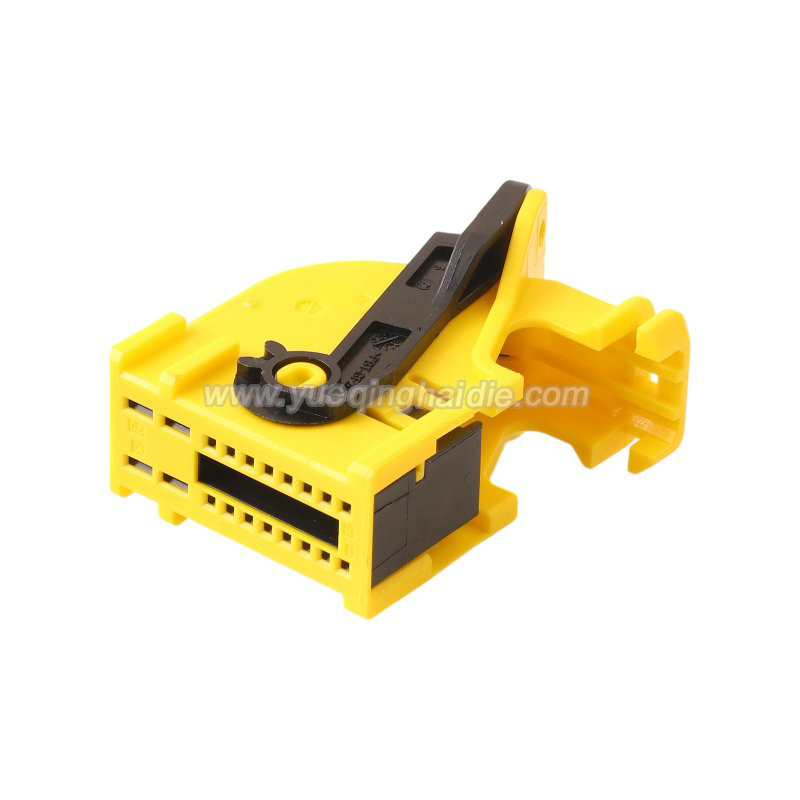 Auto connector 1379917-1
